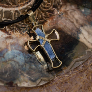 croix cyanite pendentif doré