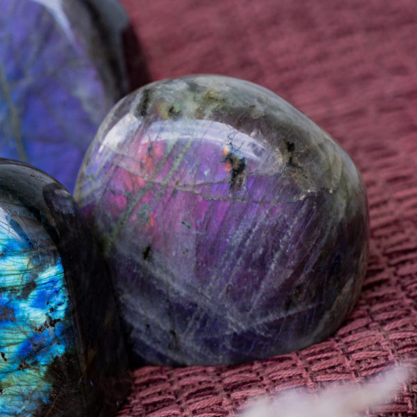 Labradorite violette pierre taillée