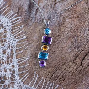 pierres multicolores pendentif