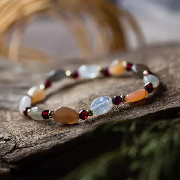 bracelet en pierre de lune bleue, orange et grise et grenat almandin.