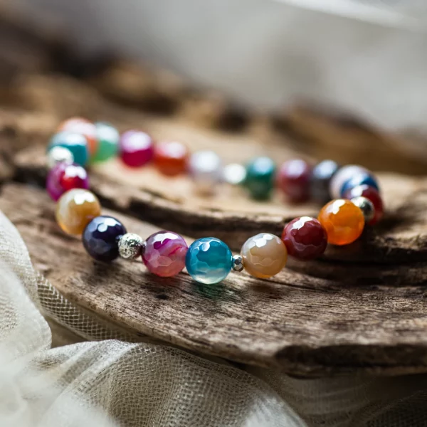 bracelet en agates colorées, détails argentés