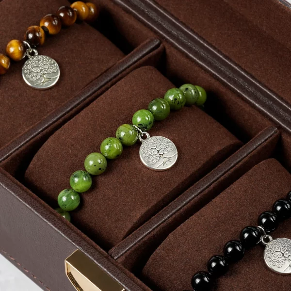 arbre de vie en jade néphrite dans une boîte à bijoux