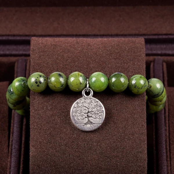 arbre de vie en jade néphrite dans une boîte à bijoux
