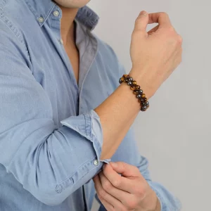Bracelet shamballa pour homme photo en close-up.