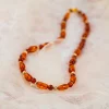 Collier en ambre de la mer baltique. Photo avec décors