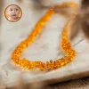 collier d'ambre pour bébé HONEY photo avec décors