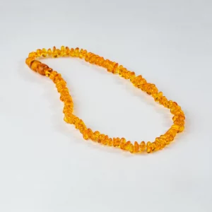 collier d'ambre pour bébé HONEY photo sur fond blanc