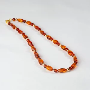Collier en ambre de la mer baltique. Photo sur fond blanc