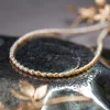 Collier ras de cou en perles de cultures blanches. Photo avec décors
