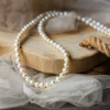 Collier en perles de cultures blanches. Photo avec décors