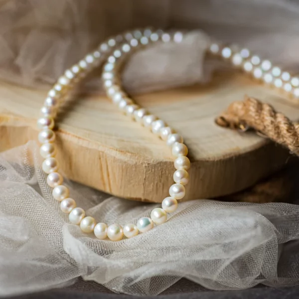 Collier en perles de cultures blanches. Photo avec décors