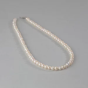 Collier en perles de cultures blanches. Photo sur fond blanc