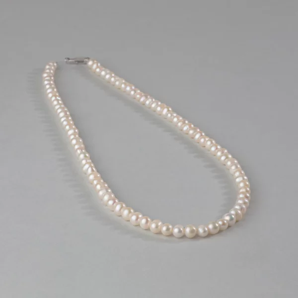 Collier en perles de cultures blanches. Photo sur fond blanc