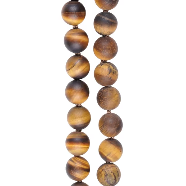 Détails collier pour homme en oeil de tigre mat. photo sur fond blanc
