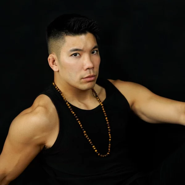 collier long pour homme en oeil de tigre. Photo avec modèle