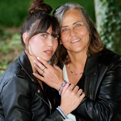 Deux femmes portant des bijoux tendances en 2025. Bijoux en pierres semi-précieuses naturelles