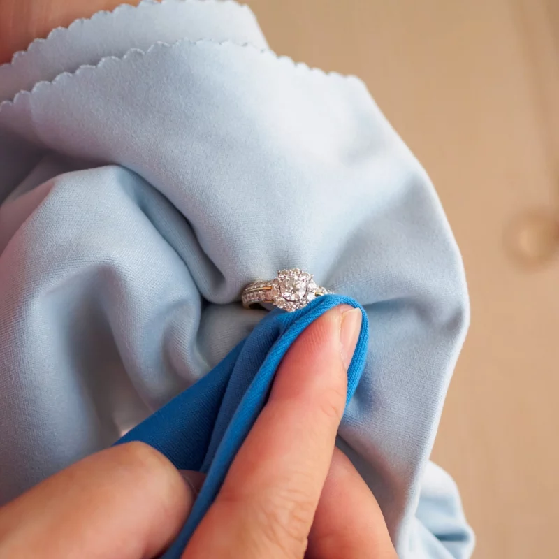 image illustrative d'un bijou nettoyé par un chiffon spécialisé