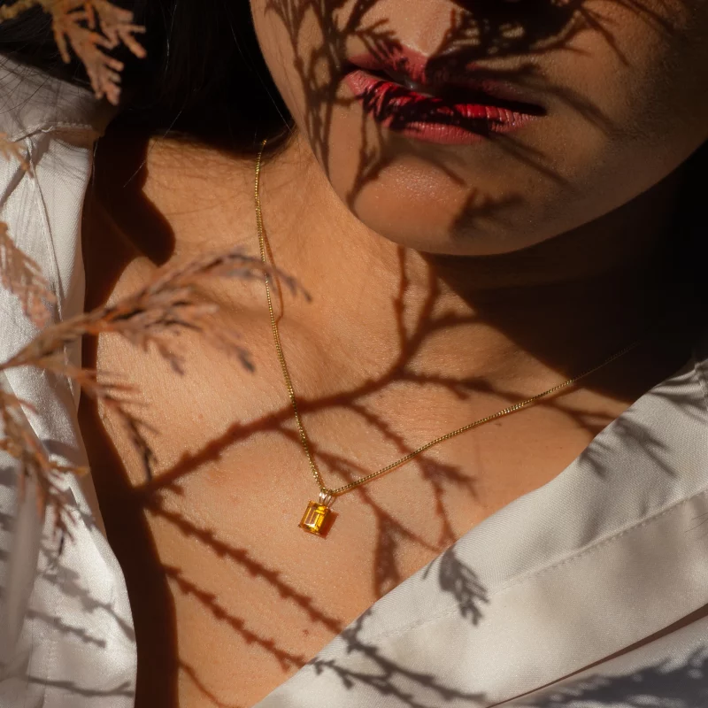 Image d'illustration pendentif minimaliste tendance 2025 : collier en citrine et or