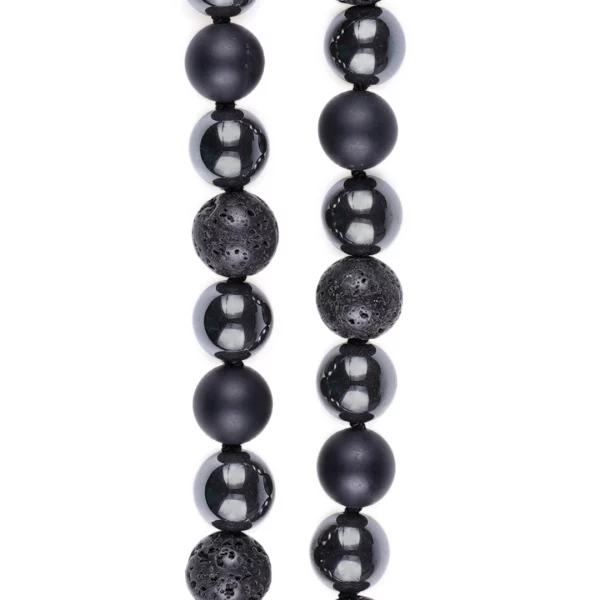 détail : collier pour homme en hématite, onyx et pierre de lave. photo sur fond blanc