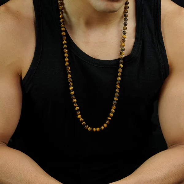 collier long pour homme en oeil de tigre mat. Photo avec modèle