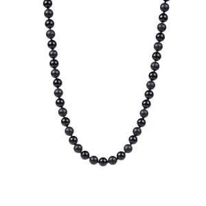 collier pour homme en onyx. photo sur fond blanc