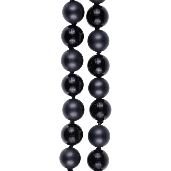 Détail du collier pour homme en onyx. photo sur fond blanc