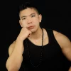 collier en onyx pour homme porté par un modèle