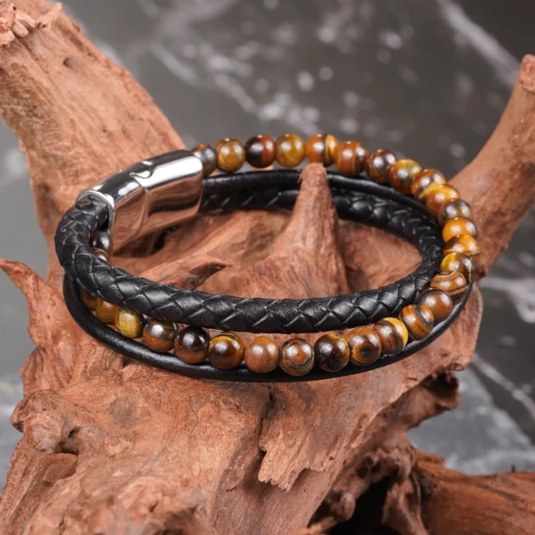 bracelet pour homme en oeil de tigre et cuir synthétique. photo avec décors