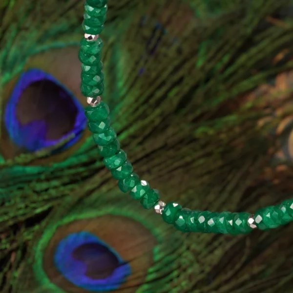 collier en émeraudes photo en plan rapproché avec décors
