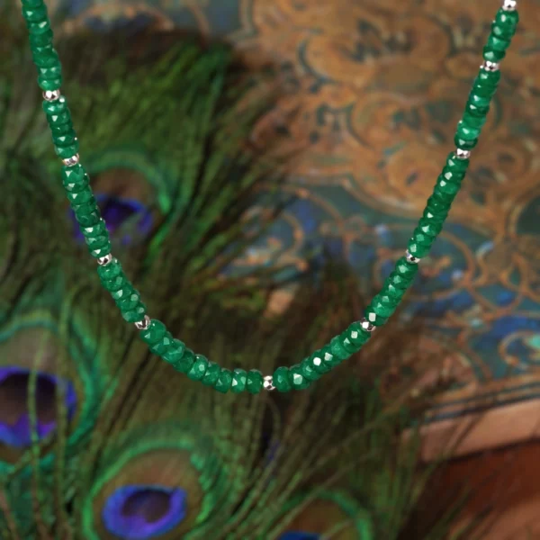 collier en émeraudes photo en plan rapproché avec décors
