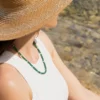 collier en émeraudes photo avec modèle