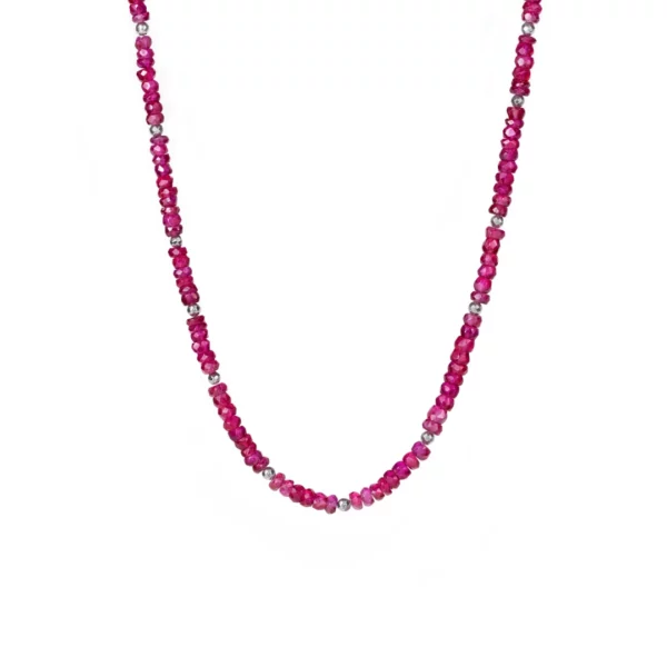 collier en rubis photo sur fond blanc
