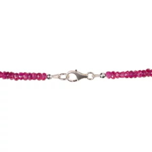 Fermoir collier en rubis photo sur fond blanc