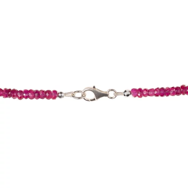 Fermoir collier en rubis photo sur fond blanc