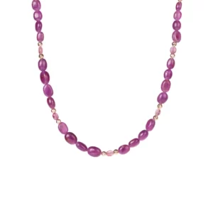 collier en rubis et tourmaline rose photo sur fond blanc