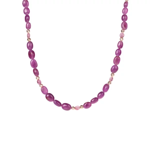 collier en rubis et tourmaline rose photo sur fond blanc