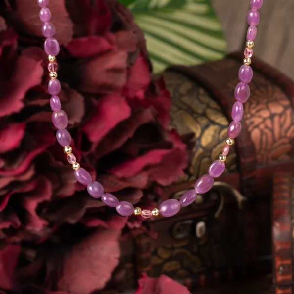 collier en rubis et tourmaline rose photo en plan rapproché avec décors
