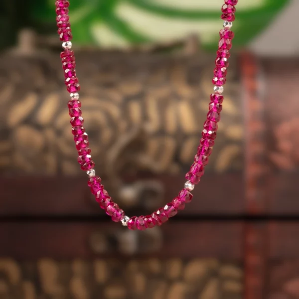 collier en rubis photo en plan rapproché avec décors