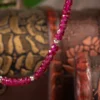 collier en rubis photo en plan rapproché avec décors