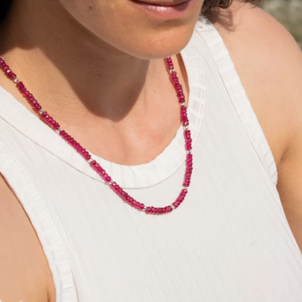 collier en rubis photo avec modèle