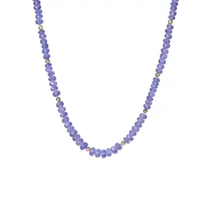 collier en tanzanite photo sur fond blanc