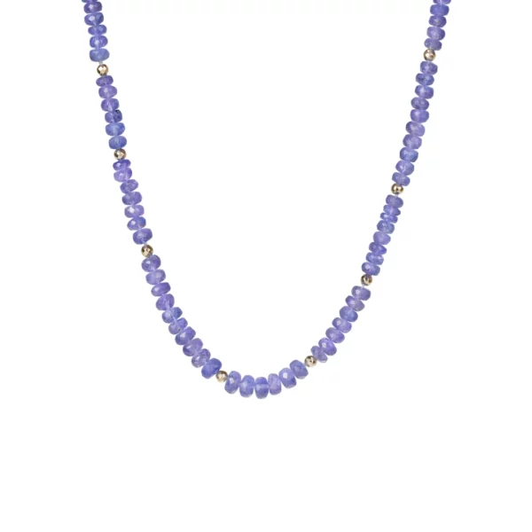 collier en tanzanite photo sur fond blanc
