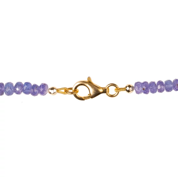 Fermoir collier en tanzanite photo sur fond blanc