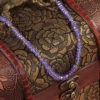 collier en tanzanite photo en plan rapproché avec décors