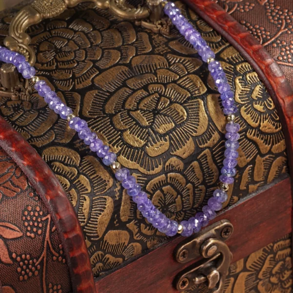 collier en tanzanite photo en plan rapproché avec décors