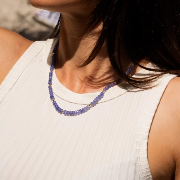 collier en tanzanite photo avec modèle