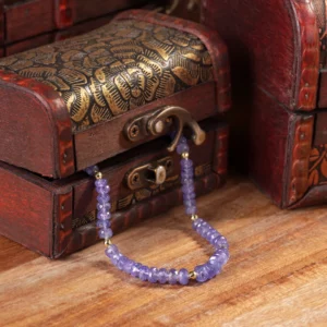 collier en tanzanite photo en plan rapproché avec décors