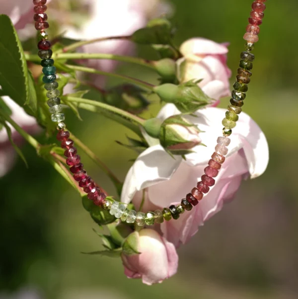 collier en tourmaline rose et verte photo plan rapproché avec décors naturel