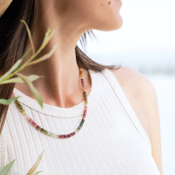 collier en tourmaline rose et verte photo avec modèle