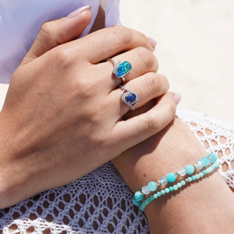photo d'une modèle avec bijoux en plan rapproché mains et poignets.